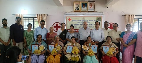 ಉಡುಪಿಯಲ್ಲಿ ರೆಡ್​ಕ್ರಾಸ್​ ವತಿಯಿಂದ ನಡೆದ ಮಹಿಳಾ ದಿನಾಚರಣೆ ಸಪ್ತಾಹದ ಸಮಾರೋಪದಲ್ಲಿ ಸಾಧಕ ಮಹಿಳೆಯರನ್ನು ಸನ್ಮಾನಿಸಲಾಯಿತು. ಗೀತಾ ಸುರತ್ಕಲ್​, ಬಸ್ರೂರು ರಾಜೀವ್​ ಶೆಟ್ಟಿ, ಡಾ. ಗಣನಾಥ ಶೆಟ್ಟಿ, ಪೂರ್ಣಿಮಾ, ಡಾ.ನಿಕೇತನಾ, ವಿ.ಜಿ. ಶೆಟ್ಟಿ, ಟಿ.ಚಂದ್ರಶೇಖರ್​, ರಮಾದೇವಿ, ರಾವೇಂದ್ರ ಪ್ರಭು ಕರ್ವಾಲು, ಭಾರತಿ ಮರವಂತೆ ಇತರರಿದ್ದರು.