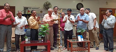 ಉಡುಪಿಯಲ್ಲಿ ಆಯೋಜಿಸಿದ್ದ ಆರೋಗ್ಯ ಶಿಬಿರವನ್ನು ಬಸ್ರೂರು ರಾಜೀವ್​ ಶೆಟ್ಟಿ ಉದ್ಘಾಟಿಸಿದರು.  ಡಾ. ಅಶೋಕ್​ ಕುಮಾರ್​ ವೈ.ಜಿ., ಡಾ. ಅಭಿನಯ್​, ಮುರಳೀಧರ್​ ಭಟ್​, ಪುರುಷೋತ್ತಮ ನಾಯಕ್​, ರಾಮಚಂದ್ರ ಪಾಟ್ಕರ್​, ಜೀವನ್​ ಶೆಟ್ಟಿ, ವಿಠ್ಠಲ್​ ಕಾಂಚನ್​, ಡಾ. ಗಣನಾಥ್​ ಶೆಟ್ಟಿ ಎಕ್ಕಾರು ಇದ್ದರು.