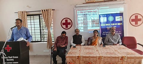 ಉಡುಪಿಯಲ್ಲಿ ಹಿರಿಯ ನಾಗರಿಕರಿಕರಿಗೆ ಆಯೋಜಿಸಿದ್ದ ಜಾಗೃತಿ ಕಾರ್ಯಕ್ರಮದಲ್ಲಿ ಕೆ. ಮುರಳೀಧರ್​ ಮಾತನಾಡಿದರು. ರವಿರಾಜ್​ ನಾಯಕ್​, ಡಾ. ಗಣನಾಥ್​ ಶೆಟ್ಟಿ ಎಕ್ಕಾರು, ಕೆ. ಸದಾನಂದ ಹೆಗ್ಡೆ, ನಂದಕುಮಾರ್​, ಜಯಾ ತಂತ್ರಿ ಇದ್ದರು.