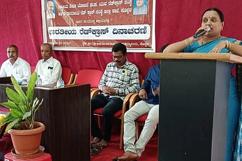 ಕೊಪ್ಪಳದ ಅಟಲ್ ಬಿಹಾರಿ ವಾಜಪೇಯಿ ಕಾನೂನು ಮಹಾವಿದ್ಯಾಲಯದಲ್ಲಿ ಶುಕ್ರವಾರ ಆಯೋಜಿಸಿದ್ದ ವಿಶ್ವ ರೆಡ್‌ಕ್ರಾಸ್ ದಿನ ಕಾರ್ಯಕ್ರಮದಲ್ಲಿ ಕಾಲೇಜಿನ ಪ್ರಾಚಾರ್ಯೆ ಉಷಾದೇವಿ ಹಿರೇಮಠ ವಾತನಾಡಿದರು. ಭಾರತೀಯ ರೆಡ್‌ಕ್ರಾಸ್ ಸಂಸ್ಥೆ ಜಿಲ್ಲಾ ಶಾಖೆ ಪ್ರಾಂತಪಾಲ ಸೋಮರೆಡ್ಡಿ ಅಳವಂಡಿ, ಉಪ ಪ್ರಾಂತಪಾಲ ಡಾ. ಮಂಜುನಾಥ್ ಬಿ. ಸಜ್ಜನ್, ಎಸ್.ಎಂ. ಬಸವರಾಜ, ಯು.ಎಸ್ ಸೊಪ್ಪಿಮಠ ಇದ್ದರು.