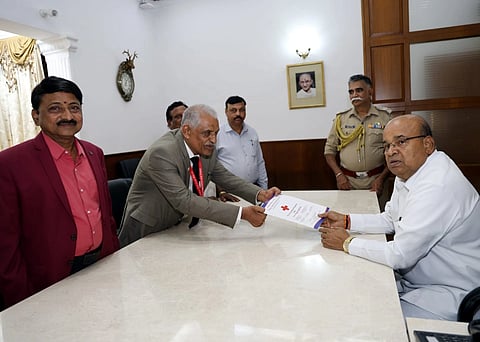 ಬೆಂಗಳೂರಿನಲ್ಲಿ ರಾಜ್ಯಪಾಲ ಥಾವರಚಂದ್​ ಗೆಹ್ಲೋಟ್​ ಅವರಿಗೆ ರಾಜ್ಯ ರೆಡ್​ಕ್ರಾಸ್​ ಸಭಾಪತಿ ಬಸ್ರೂರು ರಾಜೀವ್​ ಶೆಟ್ಟಿ ಅವರು ಸಂಸ್ಥೆಯ ಕಾರ್ಯಚಟುವಟಿಕೆಯ ಹೊತ್ತಗೆ ನೀಡಿದರು. ರಾಜ್ಯ ಆಡಳಿತ ಮಂಡಳಿಯ ಸದಸ್ಯರು ಇದ್ದರು.