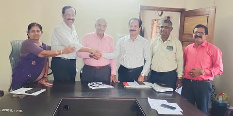 ಉಡುಪಿ ಜಿಲ್ಲಾ ರೆಡ್​ ಕ್ರಾಸ್​ ಭವನದಲ್ಲಿ ಡಾ.ಅಶೋಕ್​ ವೈ.ಜಿ. ಹಾಗೂ ವಿ.ಜಿ. ಶೆಟ್ಟಿ ಅವರು ಬಸ್ರೂರು ರಾಜೀವ್​ ಶೆಟ್ಟಿ ಅವರಿಂದ ಸಭಾಪತಿ ಹಾಗೂ ಉಸಭಾಪತಿಯಾಗಿ ಅಧಿಕಾರ ಸ್ವೀಕರಿಸಿದರು. ಗಣನಾಥ್​ ಶೆಟ್ಟಿ ಎಕ್ಕಾರು, ರಮಾದೇವಿ, ಟಿ.ಚಂದ್ರಶೇಖರ್​ ಇದ್ದರು.