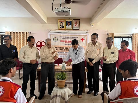 ಉಡುಪಿಯಲ್ಲಿ ಆಯೋಜಿಸಿದ್ದ ಜಿಲ್ಲಾ ರೆಡ್​ ಕ್ರಾಸ್​ ಘಟಕಗಳ ನಾಯಕರ ತರಬೇತಿ ಶಿಬಿರವನ್ನು ಡಾ. ದೇವಿದಾಸ್​ ನಾಯಕ್​ ಉದ್ಘಾಟಿಸಿದರು. ಬಸ್ರೂರು ರಾಜೀವ್​ ಶೆಟ್ಟಿ, ಡಾ. ಅಶೋಕ್​ ವೈ.ಜಿ., ಪ್ರಶಾಂತ್​ ನೀಲಾವರ, ಡಾ. ಗಣನಾಥ್​ ಶೆಟ್ಟಿ ಎಕ್ಕಾರು ಇದ್ದರು.
