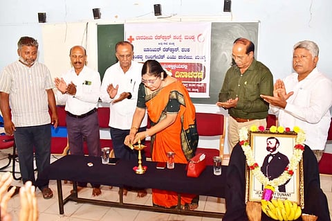 ಮಂಡ್ಯ ನಗರದಲ್ಲಿ ಆಯೋಜಿಸಿದ್ದ ವಿಶ್ವ ರೆಡ್‌ಕ್ರಾಸ್ ದಿನಾಚರಣೆಯನ್ನು ಭಾರತೀಯ ರೆಡ್‌ಕ್ರಾಸ್ ಸಂಸ್ಥೆ ಜಿಲ್ಲಾ ಸಭಾಧ್ಯಕ್ಷೆ ಡಾ.ಮೀರಾ ಶಿವಲಿಂಗಯ್ಯ ಉದ್ಘಾಟಿಸಿದರು. 