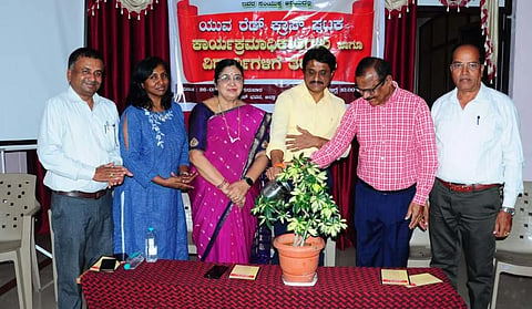 ಮಂಡ್ಯ ನಗರದ ಭಾರತೀಯ ರೆಡ್‌ಕ್ರಾಸ್ ಭವನದಲ್ಲಿ ಆಯೋಜಿಸಿದ್ದ ತರಬೇತಿ ಕಾರ್ಯಾಗಾರವನ್ನು ಅಪರ ಜಿಲ್ಲಾಧಿಕಾರಿ ಬಿ.ಸಿ.ಶಿವಾನಂದಮೂರ್ತಿ ಉದ್ಘಾಟಿಸಿದರು.