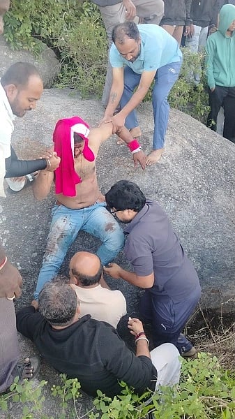 ತುಮಕೂರು ತಾಲೂಕು ದೇವರಾಯನದುರ್ಗ ಬೆಟ್ಟದಿಂದ ಜಾರಿ ಬಿದ್ದು ಪ್ರಾಣಾಪಾಯದಿಂದ ಪಾರಾದ ಶಿವಪ್ರಸಾದ್​ ಎಂಬುವರನ್ನು ಸ್ಥಳಿಯರು, ಪ್ರವಾಸಿಗರು ರಕ್ಷಿಸಿದರು. 