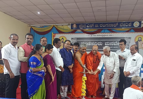 ದಾವಣಗೆರೆಯಲ್ಲಿ ಶನಿವಾರ ಹಮ್ಮಿಕೊಂಡಿದ್ದ, ‘ತಲ್ಲಣಿಸದಿರು ಮನವೇ’ ಚಿಂತನಾ ಗೋಷ್ಠಿಯನ್ನು ಬ್ಯಾಡಗಿ ಶಾಸಕ ಬಸವರಾಜ ಶಿವಣ್ಣನವರ್ ಉದ್ಘಾಟಿಸಿದರು. ಸಾಣೇಹಳ್ಳಿ ಪೀಠದ ಡಾ.ಪಂಡಿತಾರಾಧ್ಯ ಶಿವಾಚಾರ್ಯ ಸ್ವಾಮೀಜಿ, ಕನಕ ಗುರುಪೀಠದ ನಿರಂಜನಾನಂದ ಪುರಿ ಸ್ವಾಮೀಜಿ, ಬಂಜಗೆರೆ ಜಯಪ್ರಕಾಶ್, ರಾಮಲಿಂಗಪ್ಪ ಟಿ. ಬೇಗೂರು, ಮಂಜಪ್ಪ ಮಾಗೋದಿ, ಶಿವಾನಂದ ದಳವಾಯಿ ಇದ್ದರು.