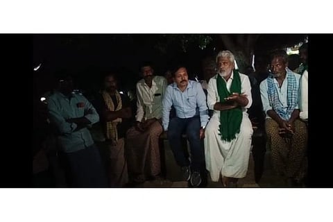 ಕುರುಗೋಡು ತಾಲೂಕಿನ ಮಾರುತಿ ಕ್ಯಾಂಪ್‌ನಲ್ಲಿ ಸಿಂಜೆಂಟ ಕಂಪನಿ ಅಧಿಕಾರಿಯನ್ನು ರೈತರು ಕೂರಿಸಿಕೊಂಡಿರುವುದು.