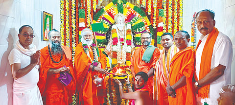 ಬ್ಯಾಡಗಿಯ ಶ್ರೀ ಸಾಯಿ ಮಂದಿರದಲ್ಲಿ ಗುರುವಾರ ಆಯೋಜಿಸಿದ್ದ ಕಾರ್ತಿಕೋತ್ಸವ ಹಾಗೂ ಧರ್ಮಜಾಗೃತಿ (Religion) ಸಭೆಗೆ ಬಾಳೆಹೊನ್ನೂರು ರಂಭಾಪುರಿ ಪೀಠದ ಶ್ರೀ ರಂಭಾಪುರಿ ಡಾ. ವೀರಸೋಮೇಶ್ವರ ಜಗದ್ಗುರುಗಳು ಚಾಲನೆ ನೀಡಿದರು.