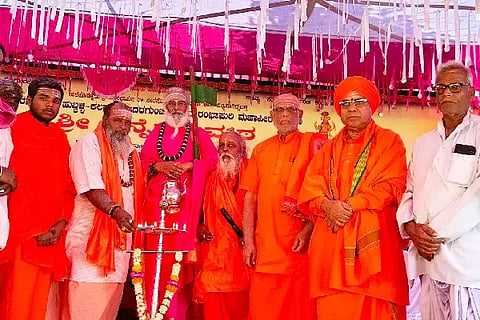 ಕಲಘಟಗಿ ಪಟ್ಟಣದ ಹನ್ನೆರಡು ಮಠದಲ್ಲಿ ಮಂಗಳವಾರ ಆಯೋಜಿಸಿದ್ದ ಶಿವಾಚಾರ್ಯ ರತ್ನ ಲಿಂ.ಶ್ರೀ ಮಡಿವಾಳ ಶಿವಾಚಾರ್ಯರ  35ನೇ ವರ್ಷದ ಪುಣ್ಯಸ್ಮರಣೋತ್ಸವ ಧರ್ಮ ಸಮಾರಂಭವನ್ನು ಮುಕ್ತಿಮಂದಿರ ಕ್ಷೇತ್ರದ ಶ್ರೀ ವಿಮಲ ರೇಣುಕ ಶಿವಾಚಾರ್ಯರು ಉದ್ಘಾಟಿಸಿದರು.
