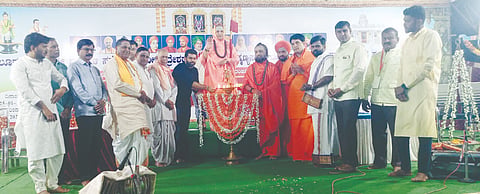 ಹೊಳೆಆಲೂರಲ್ಲಿ ಆಯೋಜಿಸಿದ್ದ ಧರ್ಮ ಸಭೆಯನ್ನು (religion) ಉಜ್ಜಯನಿ ಜಗದ್ಗುರು ಶ್ರೀ ಸಿದ್ಧಲಿಂಗರಾಜೇಂದ್ರ ಶಿವಾಚಾರ್ಯರು ಉದ್ಘಾಟಿಸಿದರು. 