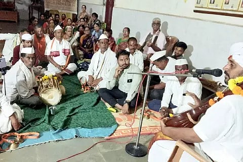 ಸವಣೂರ ಪಟ್ಟಣದ ಶ್ರೀ ವೆಂಕಟೇಶ್ವರ ದೇವಸ್ಥಾನದಲ್ಲಿ ಶುಕ್ರವಾರ ಏರ್ಪಡಿಸಿದ್ದ ಶೇಷಾಚಲ ದಿಂಡಿ ಉತ್ಸವದ ಸತ್ಸಂಗದಲ್ಲಿ ಅಗಡಿ ಆನಂದವನದ ಶ್ರೀ ವಿಶ್ವನಾಥ ಚಕ್ರವರ್ತಿ ಸ್ವಾಮೀಜಿ ಸಂದೇಶ ನೀಡಿದರು.