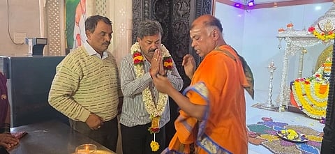 ಸಿದ್ದಗಂಗಾಮಠದ ಶಿವಕುಮಾರ ಶ್ರೀಗಳ ಗದ್ದುಗೆಗೆ ಮಾಜಿ ಸಚಿವ ಎಂ.ಪಿ.ರೇಣುಕಾಚಾರ್ಯ ವಿಶೇಷ ಪೂಜೆ ಸಲ್ಲಿಸಿದರು. 