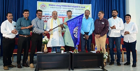ಉಡುಪಿಯ ಜಿಲ್ಲಾ ಪತ್ರಕರ್ತರ ಸಂಘದ ನೂತನ ಅಧ್ಯಕ್ಷ ಎಸ್​.ಜಿ. ಕುರ್ಯ ಅವರಿಗೆ ರಾಜ್ಯಾಧ್ಯಕ್ಷ ಶಿವಾನಂದ ತಗಡೂರು ಸಂಘದ ಧ್ವಜ ಹಸ್ತಾಂತರಿಸಿದರು. ರಾಜೇಶ್​ ಶೆಟ್ಟಿ, ನಝೀರ್​ ಪೊಲ್ಯ, ರಮೇಶ್​ ಕುಟ್ಟಪ್ಪ, ಆಸ್ಟ್ರೊ ಮೋಹನ್​, ಅರುಣಕುಮಾರ್​ ಶಿರೂರು, ಹರೀಶ್​ ಸುವರ್ಣ, ಉಮೇಶ್​ ಮಾರ್ಪಳ್ಳಿ ಇದ್ದರು.