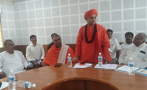 ಒಳಮಿಸಲಾತಿ ಕುರಿತ ಸಭೆಯಲ್ಲಿ  ಶ್ರೀಇಮ್ಮಡಿ ಸಿದ್ಧರಾಮೇಶ್ವರ ಸ್ವಾಮಿಜಿ ಮಾತನಾಡಿದರು. ತಿಪ್ಪಣ್ಣ ಒಡೆಯರ್ ಶ್ರೀಸರ್ದಾರ್ ಸೇವಾಲಾಲ್ ಸ್ವಾಮೀಜಿ ಮತ್ತಿತರರು ಉಪಸ್ಥಿತರಿದ್ದರು.