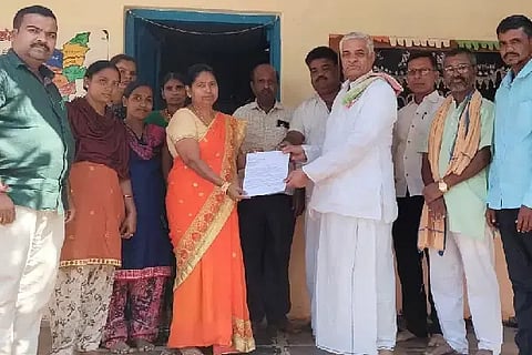 ಧಾರವಾಡ ತಾಲೂಕಿನ ಹನುಮನಕೊಪ್ಪ ಸರ್ಕಾರಿ ಪ್ರಾಥಮಿಕ ಶಾಲೆಯ ಎಸ್‌ಡಿಎಂಸಿ ಅಧ್ಯಕ್ಷರು ಹಾಗೂ ಸದಸ್ಯರು ಶಿಕ್ಷಕರ ಮೂಲಕ ಗ್ರಾಮೀಣ ಬಿಇಒ ಅವರಿಗೆ  ಸಾಮೂಹಿಕ ರಾಜೀನಾಮೆ Resignation  ಪತ್ರ ಸಲ್ಲಿಸಿದರು