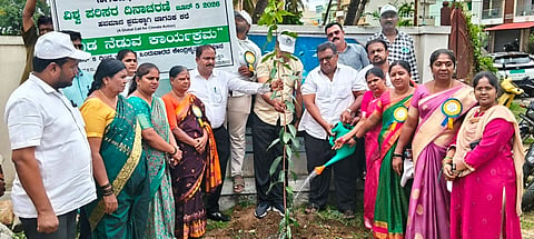 ಪೋಟೋ  ರಾಮನಗರದ ಅರ್ಕಾವತಿ ಬಡಾವಣೆಯಲ್ಲಿ ನಗರಸಭೆ ಅಧ್ಯಕ್ಷ ಕೆ.ಶೇಷಾದ್ರಿ ಸಸಿ ನೆಟ್ಟು, ಹಸಿರು ರಾಮನಗರ ಅಭಿಯಾನಕ್ಕೆ ಚಾಲನೆ ನೀಡಿದರು. ಪೌರಾಯುಕ್ತ ಡಾ.ಜಯಣ್ಣ, ಉಪಾಧ್ಯಕ್ಷೆ ಗಿರಿಜಮ್ಮ ಗುರುವೇಗೌಡ, ಸದಸ್ಯರಾದ ವಿಜಯಕುಮಾರಿ, ಪಾರ್ವತಮ್ಮ, ಪವಿತ್ರಾ, ನಾಗಮ್ಮ ಹಾಗೂ ಇತರರು ಇದ್ದರು.