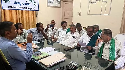 ರಾಮನಗರದ ರೇಷ್ಮೆ ಗೂಡಿನ ವಾರುಕಟ್ಟೆಯಲ್ಲಿ ರೈತನಿಗೆ ಮಾರುಕಟ್ಟೆ ಉಪನಿರ್ದೇಶಕರು ಅವಮಾನಿಸಿದ್ದಾರೆ ಎಂದು ರೈತ ಮುಖಂಡರು ಪ್ರತಿಭಟನೆ ನಡೆಸಿ ಜಂಟಿ ನಿರ್ದೇಶಕರಿಗೆ ಮಾಹಿತಿ ನೀಡಿದರು. ಮಂಡ್ಯ ಜಿಲ್ಲಾ ರೇಷ್ಮೆ ಬೆಳೆಗಾರ ಸಂಘದ ಮುಖಂಡ ಜಿಲ್ಲಾಧ್ಯಕ್ಷ ಶಿವಲಿಂಗಯ್ಯ, ಮುಖಂಡರುಗಳಾದ ಬೈರಾಪಟ್ಟಣ ಪ್ರಕಾಶ್, ರವಿ, ಗೌತಮ್ ಇತರರಿದ್ದರು.