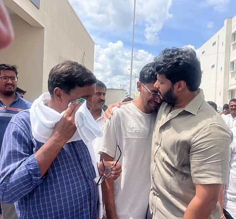 ರಾಮನಗರದ ಜಿಲ್ಲಾಸ್ಪತ್ರೆಗೆ ಭೇಟಿ ನೀಡಿ ಮೃತ ವಿಶಾಲ್​ ಕುಟುಂಬಸ್ಥರಿಗೆ ಸಾಂತ್ವಾನ ಹೇಳಿದ ಜೆಡಿಎಸ್​ ಯುವ ಟಕದ ರಾಜ್ಯಾಧ್ಯಕ್ಷ ನಿಖಿಲ್​ ಕುಮಾರಸ್ವಾಮಿ.