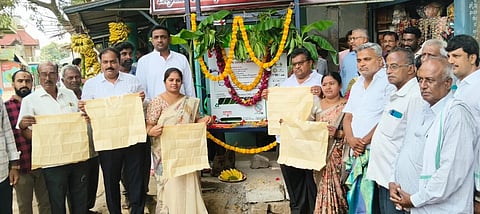 ರಾಮನಗರದ ರಾಯರದೊಡ್ಡಿ ಸರ್ಕಲ್​ನಲ್ಲಿ ನಗರಸಭೆ ವತಿಯಿಂದ ಬಟ್ಟೆ ಬ್ಯಾಗ್​ ವಿತರಣೆ ಎಟಿಎಂ ಯಂತ್ರದ ನಗರಸಭಾ ಅಧ್ಯಕ್ಷ ಕೆ. ಶೇಷಾದ್ರಿ ಚಾಲನೆ ನೀಡಿದರು. ಆಯುಕ್ತ ಡಾ. ಜಯಣ್ಣ, ನಗರಸಭೆ ಉಪಾಧ್ಯೆ ಗಿರಿಜಮ್ಮ ಗುರುವೇಗೌಡ, ಸ್ಥಾಯಿ ಸಮಿತಿ ಅಧ್ಯಕ್ಷ ಆರೀಫ್​, ಎಇಇ ವಿಶ್ವನಾಥ್​, ಸುಬ್ರಹ್ಮಣಿ ಇದ್ದರು.