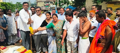 ರಾಮನಗರದ ವಾಟರ್​ ಟ್ಯಾಂಕ್​ ಸರ್ಕಲ್​ ಬಳಿ ಕ್ಲಾಕ್​ ಟವರ್​ ನಿರ್ಮಾಣಕ್ಕೆ ನಗರಸಭೆ ಅಧ್ಯಕ್ಷ ಕೆ.ಶೇಷಾದ್ರಿ ಭೂಮಿಪೂಜೆ ನೆರವೇರಿಸಿದರು. ಆಯುಕ್ತ ಡಾ.ಜಯಣ್ಣ, ಸ್ಥಾಯಿ ಸಮಿತಿ ಅಧ್ಯಕ್ಷ ಹರ್ಷದ್​, ಸದಸ್ಯರಾದ ಮಹಾಲ್ಮ, ಗೂಳಿಗೌಡ, ಪವಿತ್ರಾ, ಪಾರ್ವತಮ್ಮ, ನರಸಿಂಹ, ಸೋಮಶೇಖರ್​, ಸಮದ್​ ಇತರರು ಇದ್ದರು.