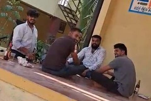 ಲಕ್ಕೋಜನಹಳ್ಳಿ ಶಾಲಾವರಣದಲ್ಲಿ ಮದ್ಯ ಸೇವಿಸುತ್ತಿದ್ದ ರೌಡಿಶೀಟರ್​ ಹನುಮ ಹಾಗೂ ಆತನ ಸಹಚರರಾದ ಕೌಶಿಕ್​, ಭಾನುಪ್ರಕಾಶ್​ ಹಾಗೂ ಅನುಕುಮಾರ್​.  