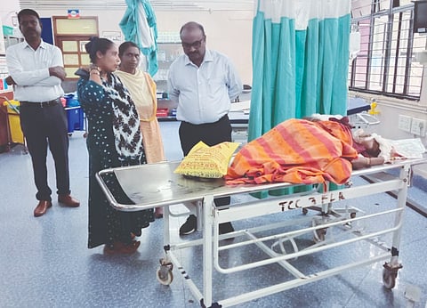 ರಾಮನಗರ ತಾಲೂಕು ಮಟಕಯ್ಯನದೊಡ್ಡಿ ಈರಮ್ಮ ಅವರ ಆರೋಗ್ಯವನ್ನು ಡಿಸಿಎಫ್​ ಎಂ.ರಾಮಕೃಷ್ಣಪ್ಪ, ವಲಯ ಅರಣ್ಯಾಧಿಕಾರಿ ಮಹಮ್ಮದ್​ ಮನ್ಸೂರ್​ ವಿಚಾರಿಸಿದರು.