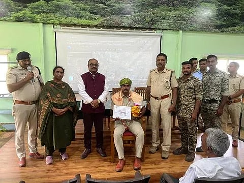 ರಾಮನಗರದ ಸಾಮಾಜಿಕ ಅರಣ್ಯ ವಿಭಾಗದಲ್ಲಿ ಹಮ್ಮಿಕೊಂಡಿದ್ದ ಕಾರ್ಯಕ್ರಮದಲ್ಲಿ ಮಾನವ-ಆನೆ ಸಂಘರ್ಷ ನಿರ್ವಹಣೆ ಕಾರ್ಯದಲ್ಲಿ ಅತ್ಯುತ್ತಮ ಸೇವೆ ಸಲ್ಲಿಸಿದ ಗಸ್ತು ಅರಣ್ಯ ಪಾಲಕ ಎಸ್. ದಿಲೀಪ್ ಕುಮಾರ್ ಅವರನ್ನು ಗೌರವಿಸಲಾಯಿತು.