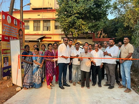 ಉಡುಪಿ ತಾಲೂಕಿನ ತೆಂಕನಿಡಿಯೂರು ಗ್ರಾಮದಲ್ಲಿ ವಿವಿಧ ರಸ್ತೆ ಅಭಿವೃದ್ಧಿ ಕಾಮಗಾರಿಗೆ ಗುದ್ದಲಿ ಪೂಜೆ ಹಾಗೂ ನಿರ್ಮಾಣಗೊಂಡ ಕಾಂಕ್ರೀಟ್​ ರಸ್ತೆಯನ್ನು ಯಶ್​ಪಾಲ್​ ಸುವರ್ಣ ಉದ್ಘಾಟಿಸಿದರು. ಶರತ್​ ಬೈಲಕೆರೆ, ವಿಜಯ ಪ್ರಕಾಶ್​, ವಿನೋದ್​ ಸುವರ್ಣ, ಚರಣರಾಜ್​, ಅರುಣ್​ ಜತ್ತನ್​, ಸತೀಶ್​ ಬೈಲಕೆರೆ, ಕೃಷ್ಣ ಶೆಟ್ಟಿ, ಗಾಯತ್ರಿ, ಮಾಲಿನಿ ಜತ್ತನ್​, ಶಾಲಿನಿ, ಪುಷ್ಪಾ ಇತರರಿದ್ದರು.