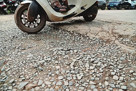 Precautions ಹುಬ್ಬಳ್ಳಿಯ ಕೋರ್ಟ ವೃತ್ತದ ರಸ್ತೆ ಅವಸ್ಥೆ.