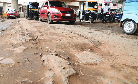 rain damages ಹುಬ್ಬಳ್ಳಿ ಚನ್ನಮ್ಮ ವೃತ್ತದಲ್ಲಿ ಫ್ಲೈ ಓವರ್​ ಕಾಮಗಾರಿ ಆರಂಭವಾದಾಗಿನಿಂದ ರಸ್ತೆ ಅವಸ್ಥೆ.