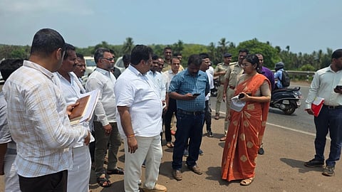 ಭಟ್ಕಳದಲ್ಲಿ ಆಮೆಗತಿಯಲ್ಲಿ ಸಾಗುತ್ತಿರುವ ಹೆದ್ದಾರಿ ವಿಸ್ತರಣೆಯನ್ನು ಖುದ್ದಾಗಿ ಪರೀಶಿಲಿಸಲು ಜಿಲ್ಲಾಡಳಿತವನ್ನೆ ಸ್ಥಳಕ್ಕೆ ಕರೆಯಿಸಿ (Minister) ಸಚಿವ ಮಂಕಾಳ ವೈದ್ಯ ಅಗತ್ಯ ಸಲಹೆಗಳನ್ನು ನೀಡಿದರು. ಡಿಸಿ ಕೆ.ಲಕ್ಷ್ಮೀಪ್ರಿಯಾ, ಎಡಿಸಿ ಸಾಜಿದ ಮುಲ್ಲಾ ಇತರರು ಇದ್ದರು.