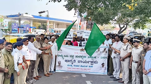 ಮಂಡ್ಯದಲ್ಲಿ ಆಯೋಜಿಸಿದ್ದ ಸಂಚಾರ ಜಾಗೃತಿ ಜಾಥಾಕ್ಕೆ ಜಿಲ್ಲಾ ಪೊಲೀಸ್ ವರಿಷ್ಠಾಧಿಕಾರಿ ಡಾ.ವಿ.ಜೆ.ಶೋಭರಾಣಿ ಹಾಗೂ ಹಿರಿಯ ಸಿವಿಲ್ ನ್ಯಾಯಾಧೀಶ ಎಂ.ಆನಂದ ಚಾಲನೆ ನೀಡಿದರು. 