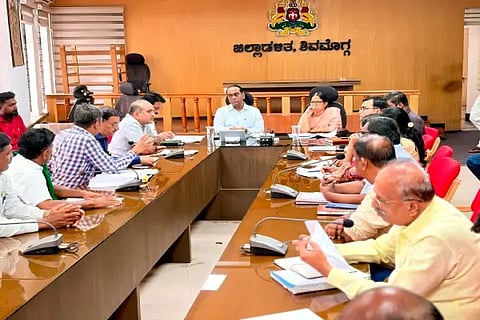 ಭೂಮಿ ಕಳೆದುಕೊಂಡ ಸಂತ್ರಸ್ತರಿಗೆ ಪರಿಹಾರ ವಿತರಿಸುವ ಸಂಬಂಧ ಶಾಸಕಿ ಶಾರದಾ ಪೂರ‌್ಯಾನಾಯ್ಕಾ ಜಿಲ್ಲಾಧಿಕಾರಿ ಕಚೇರಿಯಲ್ಲಿ ಅಧಿಕಾರಿಗಳ ಸಭೆ ನಡೆಸಿದರು. ಪ್ರಭುಲಿಂಗ ಕವಳಿಕಟ್ಟಿ, ಸತ್ಯನಾರಾಯಣ ಇತರರಿದ್ದರು.