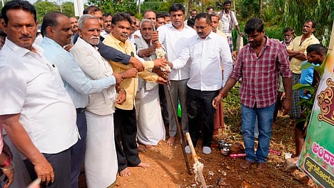 ಮಂಡ್ಯ ತಾಲೂಕಿನ ಈಚಗೆರೆ ಗ್ರಾಮದಲ್ಲಿ ರಸ್ತೆ ಅಭಿವೃದ್ಧಿ ಕಾಮಗಾರಿಗೆ ಶಾಸಕ ಪಿ.ರವಿಕುಮಾರ್ ಗಣಿಗ ಭೂಮಿ ಪೂಜೆ ನೆರವೇರಿಸಿದರು