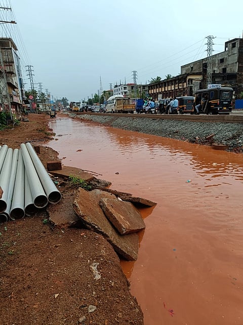 ಭಟ್ಕಳ ಪಟ್ಟಣದ (Road) ಹೆದ್ದಾರಿ ಬದಿಯ ಜಯರಾಮ ಶ್ಯಾನಭಾಗ ಅವರ ಮನೆಯ ಎದುರು ಕೃತಕ ನಾಲೆ ಸೃಷ್ಟಿಯಾಗಿದ್ದು ನೀರಿನ ದಿಗ್ಬಂದನ ಎರ್ಪಟ್ಟಿದೆ.