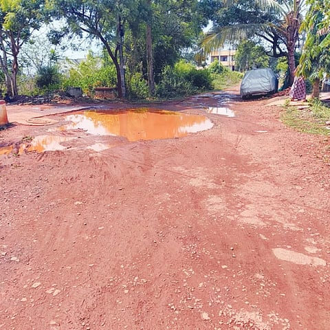 bad roads ಹುಬ್ಬಳ್ಳಿಯ ನವನಗರ ಬಳಿಯ ಕೆಸಿಸಿ ಬ್ಯಾಂಕ್​ ಲೇಔಟ್​ ರಸ್ತೆಗಳು ತಗ್ಗು ಗುಂಡಿಗಳಿಂದ ಕೂಡಿರುವುದು.
