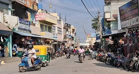 ಕೋಲಾರ ನಗರದ ದೊಡ್ಡಪೇಟೆ ರಸ್ತೆ. 