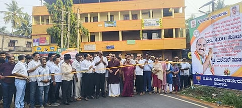 ಉಡುಪಿಯ ಕಿದಿಯೂರು-ಸಂಪಿಗೆನಗರ ಮುಖ್ಯ ರಸ್ತೆಯನ್ನು ಯಶ್​ಪಾಲ್​ ಸುವರ್ಣ ಉದ್ಘಾಟಿಸಿದರು. ಉದಯಕುಮಾರ್​ ಶೆಟ್ಟಿ ಕಿದಿಯೂರು, ಜಗದೀಶ್​ ಆಚಾರ್ಯ ಕಪ್ಪೆಟ್ಟು, ವೆಂಕಟರಮಣ ಕಿದಿಯೂರು, ಪ್ರವೀಣ್​ ಶೆಟ್ಟಿ ಕಪ್ಪೆಟ್ಟು, ಗಿರೀಶ್​ ಅಮೀನ್​, ಅಶೋಕ್​ ಪಾಲನ್​, ಪ್ರಶಾಂತ್​ ಸಾಲ್ಯಾನ್​, ವಿನೋದಿನಿ, ಮಾಲತಿ, ವಿದ್ಯಾ, ದೀಪಾ ಇತರರಿದ್ದರು.