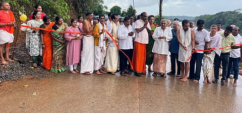 ಉಡುಪಿಯ ಶೀಂಬ್ರ ಸಿದ್ಧಿವಿನಾಯಕ ದೇಗುಲ ಸಂಪರ್ಕದ ಕಾಂಕ್ರೀಟ್​ ರಸ್ತೆಯನ್ನು ಯಶ್​ಪಾಲ್​ ಸುವರ್ಣ ಉದ್ಘಾಟಿಸಿದರು. ಪ್ರಭಾಕರ್​ ಪೂಜಾರಿ, ಅಜಿತ್​ ಪೈ, ರಮೇಶ್​ ರಾವ್​, ಬಾಲಾಜಿ ರಾಘವೇಂದ್ರ ಆಚಾರ್ಯ, ಚಂದ್ರಕಾಂತ್​ ಕೆ.ಎನ್​., ನಾಗರಾಜ್​ ತಂತ್ರಿ, ಹರಿಕೃಷ್ಣ ಶಿವತ್ತಾಯ, ಮಧುಕರ್​ ಮುದ್ರಾಡಿ ಇತರರಿದ್ದರು.