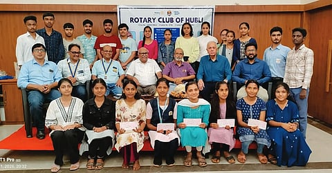 Rotary ರೋಟರಿ ಕ್ಲಬ್ ಹುಬ್ಬಳ್ಳಿ ವತಿಯಿಂದ ಸ್ಕಾಲರ್​ಶಿಪ್ ಪಡೆದ ವಿದ್ಯಾರ್ಥಿಗಳೊಂದಿಗೆ ಸಿಎ ಡಾ. ಎನ್.ಎ. ಚರಂತಿಮಠ, ನಾರಾಯಣರಾವ ತಾತುಸ್ಕರ, ಎಂ.ಕೆ. ಪಾಟೀಲ, ಎಸ್.ವಿ. ಕಡಬಿ ಹಾಗೂ ಇತರರಿದ್ದಾರೆ. 