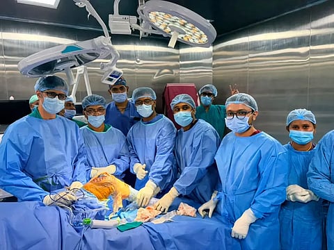 surgery ಹುಬ್ಬಳ್ಳಿಯ ಕೆಎಂಸಿಆರ್​ಐ ಆಸ್ಪತ್ರೆಯಲ್ಲಿ ಮಹಿಳೆಯೊಬ್ಬರ ಎಡಗಾಲಿನ ಮೊಣಕಾಲು ಕೀಲು ಬದಲಿ ರೊಬೋಟಿಕ್ ಶಸ್ತ್ರಚಿಕಿತ್ಸೆ ಮಾಡುತ್ತಿರುವ ವೈದ್ಯರ ತಂಡ. 