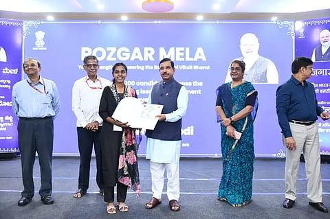 Perform  ರೋಜಗಾರ ಮೇಳದ ಅಂಗವಾಗಿ ಹುಬ್ಬಳ್ಳಿಯಲ್ಲಿ ಏರ್ಪಡಿಸಿದ್ದ ಕಾರ್ಯಕ್ರಮದಲ್ಲಿ ಕೇಂದ್ರ ಸರ್ಕಾರದ ವಿವಿಧ ಹುದ್ದೆಗಳಿಗೆ ನೇಮಕಗೊಂಡವರಿಗೆ ಸಚಿವ ಪ್ರಲ್ಹಾದ ಜೋಶಿ ನೇಮಕಾತಿ ಪತ್ರ ವಿತರಿಸಿದರು.