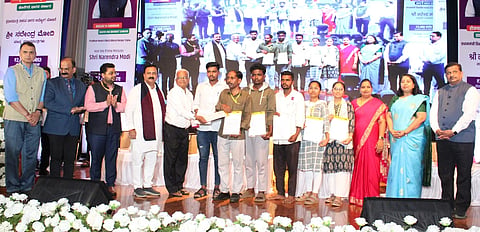 rojgar benifit ಹುಬ್ಬಳ್ಳಿಯ ದೇಶಪಾಂಡೆ ಫೌಂಡೇಷನ್​ನಲ್ಲಿ ಶುಕ್ರವಾರ ಏರ್ಪಡಿಸಿದ್ದ ಸಮಾರಂಭದಲ್ಲಿ ಪಿಎಂ ವಿಬಿಆರ್​ವೈ ಫಲಾನುಭವಿಗಳಿಗೆ ಪ್ರೋತ್ಸಾಹ ಧನ ವಿತರಣೆ ಮಾಡಲಾಯಿತು. ಶಾಸಕ ಮಹೇಶ ಟೆಂಗಿನಕಾಯಿ, ವಿಆರ್​ಎಲ್​ ಎಚ್​ಆರ್​ಡಿ ಉಪಾಧ್ಯಕ್ಷ ಎಸ್​.ಜಿ. ಪಾಟೀಲ, ಮೇಯರ್​ ಜ್ಯೋತಿ ಪಾಟೀಲ, ಜಿಲ್ಲಾಧಿಕಾರಿ ಆರ್​. ಸ್ನೇಹಲ್​, ಪಿಎಫ್ ಆಯುಕ್ತ ಅಶುತೋಷ ಇತರರು ಇದ್ದರು.