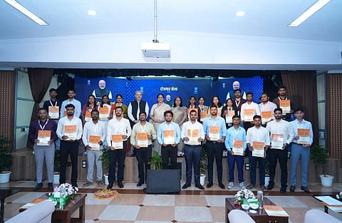 ಕೇಂದ್ರ ಸರ್ಕಾರದ ರೋಜ್ಗಾರ್ ಮೇಳದಲ್ಲಿ ನೂತನ ಆಭ್ಯರ್ಥಿಗಳಿಗೆ ಕೇಂದ್ರ ಸಚಿವೆ ಶೋಭಾ ಕರಂದ್ಲಾಜೆ ನೇಮಕಾತಿ ಪತ್ರಗಳನ್ನು ವಿತರಿಸಿದರು. ಆದಾಯ ತೆರಿಗೆ ಪ್ರಧಾನ ಮುಖ್ಯ ಆಯುಕ್ತೆ ವಿದಿಶಾ ಕಲ್ರಾ ಮತ್ತಿತರರು ಉಪಸ್ಥಿತರಿದ್ದರು. 