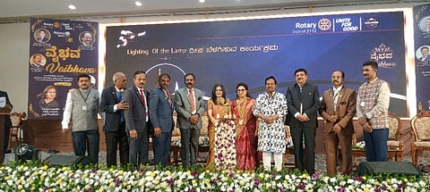 ಮಂಡ್ಯ ನಗರದ ಹೊರವಲಯದ ಖಾಸಗಿ ಸಭಾಂಗಣದಲ್ಲಿ ರೋಟರಿ ವೈಭವ ಸಮಾರಂಭ ಆಯೋಜಿಸಲಾಗಿತ್ತು. 