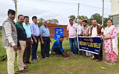  ಪರಿಸರ ದಿನಾಚರಣೆ ಅಂಗವಾಗಿ ರೋಟರಿ ಕ್ಲಬ್ ಬೇಲೂರು ಪಟ್ಟಣದ ಯುರೋ ಕಿಡ್ಸ್ ಉದ್ಯಾನವನದಲ್ಲಿ ಹಮ್ಮಿಕೊಂಡಿದ್ದ ಕಾರ್ಯಕ್ರಮದಲ್ಲಿ ಗಿಡಗಳನ್ನು ನೆಡಲಾಯಿತು. ರೋಟರಿ ಕ್ಲಬ್ ಅಧ್ಯಕ್ಷ ಬಿ.ಬಿ.ಶಿವರಾಜು,  ಕಾರ್ಯದರ್ಶಿ ರಾಘವೇಂದ್ರ, ಸದಸ್ಯರಾದ ವಿನೋದ್ ಚೌಡ,  ರಂಗನಾಥ್, ಮೊಗಪ್ಪಗೌಡ, ಸಂದೇಶ್, ಯೋಗೇಶ್ ಗೌಡ, ರೇವಣ್ಣಗೌಡ ಇತರರು ಇದ್ದರು. 