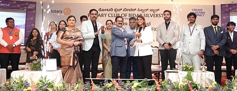 ಬೀದರ್‍ನ ವೈಬ್ ಹೋಟೆಲ್‍ನಲ್ಲಿ ನಡೆದ ಸಮಾರಂಭದಲ್ಲಿ ರೋಟರಿ ಕ್ಲಬ್ ಆಫ್ ಬೀದರ್ ಸಿಲ್ವರ್ ಸ್ಟಾರ್ ಅಧ್ಯಕ್ಷೆಯಾಗಿ ಸ್ಫೂರ್ತಿ ಬಸವರಾಜ ಧನ್ನೂರ ಪದಗ್ರಹಣ ಮಾಡಿದರು.