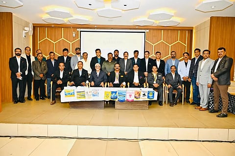 Rotary ರೋಟರಿ ಕ್ಲಬ್ ಆಫ್ ಹುಬ್ಬಳ್ಳಿ ಮಿಡ್​ಟೌನ್​ನ ನೂತನ ಪದಾಧಿಕಾರಿಗಳ ಪದಗ್ರಹಣ ಸಮಾರಂಭದಲ್ಲಿ ಪಿಡಿಜಿ ನಾಸಿರ್ ಬೊರ್ಸದ್ವಾಲಾ, ನಾಗರಾಜ ಶೆಟ್ಟಿ, ನೂತನ ಅಧ್ಯಕ್ಷ ಸಂಜಯ ಕುನ್ನತ ಹಾಗೂ ಇತರರಿದ್ದಾರೆ. 