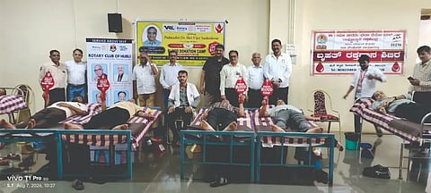 blood camp ಹುಬ್ಬಳ್ಳಿಯ ವರೂರ ವಿಆರ್​ಎಲ್​ ಮುಖ್ಯ ಕಚೇರಿಯಲ್ಲಿ ಶುಕ್ರವಾರ ವಿಆರ್​ಎಲ್​ ಸಮೂಹ ಸಂಸ್ಥೆಗಳ ಚೇರ್ಮನ್​ ಡಾ. ವಿಜಯ ಸಂಕೇಶ್ವರ ಅವರ ಜನ್ಮದಿನ ನಿಮಿತ್ತ ಏರ್ಪಡಿಸಿದ್ದ ಶಿಬಿರದಲ್ಲಿ ಸಿಬ್ಬಂದಿ ರಕ್ತದಾನ ಮಾಡಿದರು. ಎಸ್​.ಜಿ. ಪಾಟೀಲ, ಅಮರ ಸೂಜಿ, ವಿದ್ಯಾಧರ ಯಲಗಚ್ಚ, ಮಂಜುನಾಥ ಹೊಂಬಳ, ನಿತಿನ್​ ಶೆಣೈ ಇತರರು ಇದ್ದರು.